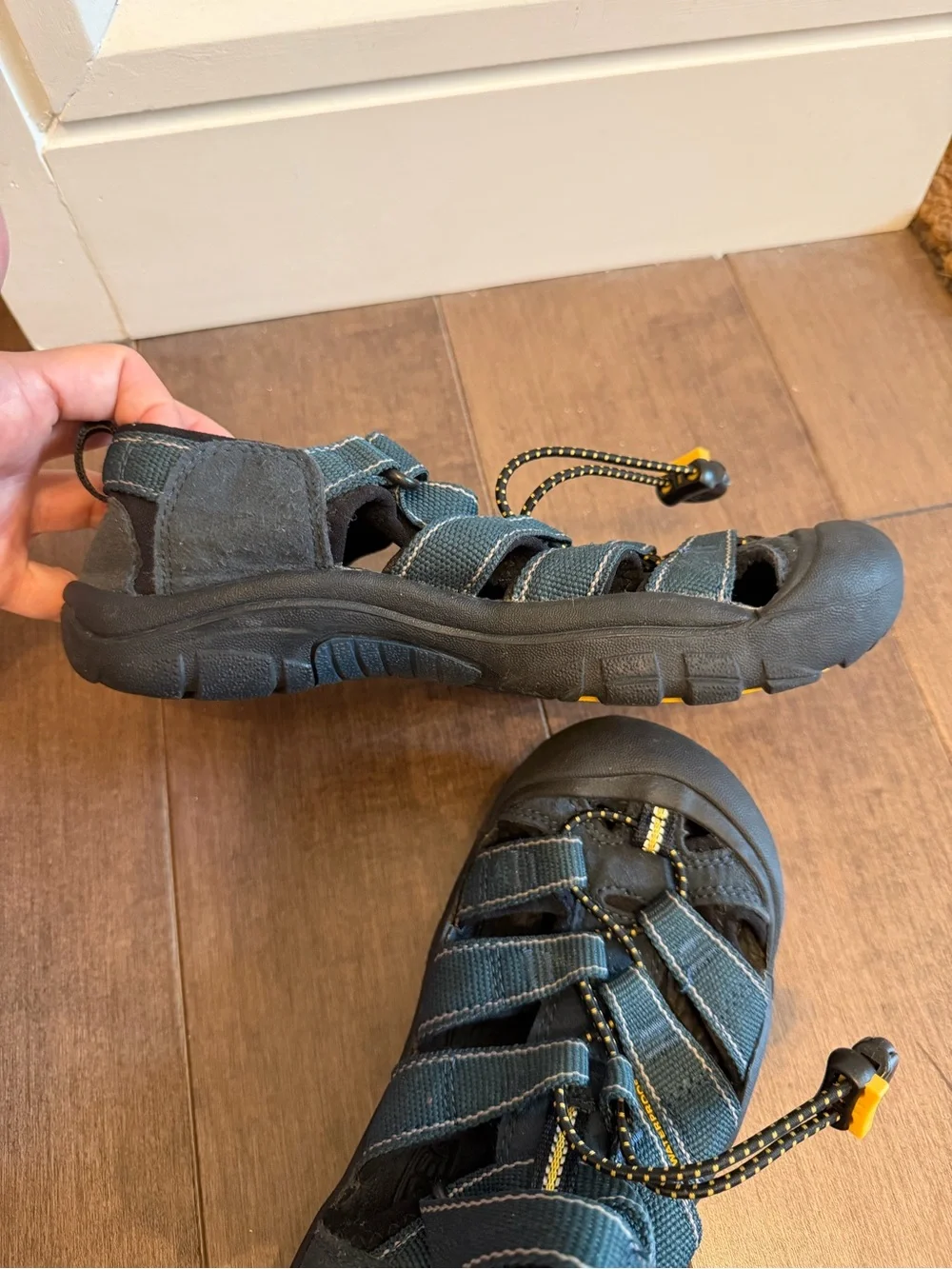 KEEN kids Closed-Toe Sport Sandals in Dark Teal and Black (like new)